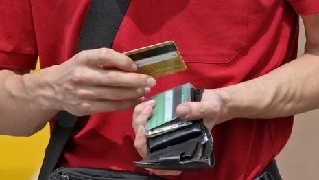 Владельцев пластиковых карточек просят быть бдительными