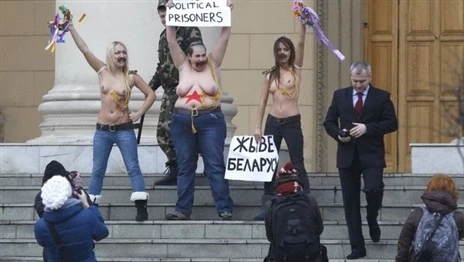 FEMEN обещает «взять за яйца каждого плешивого диктатора»