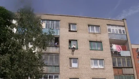 Мужчина пытался попасть в собственную квартиру через балкон, чтобы выгулять собак