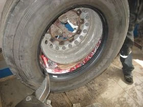 На границе Латвии и Беларуси была изъята партия сигарет, спрятанных в колесах грузовика