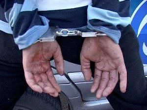 В Витебске двое парней обокрали прохожего