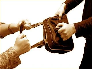 У пенсионера похитили сумку с вином