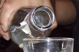 Преступник открыто похитил две бутылки водки прямо с прилавка