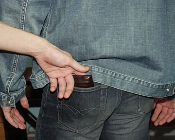 Двое карманников похитили кошелек у жителя Витебска