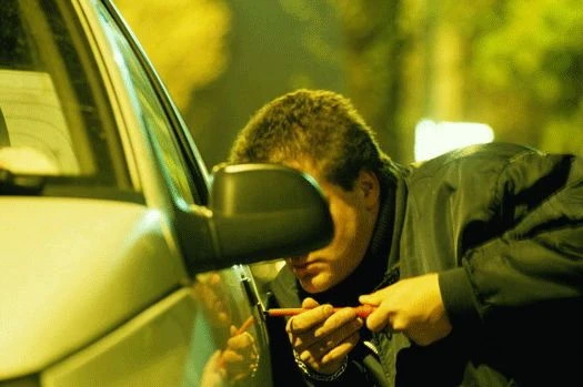 Преступник угнал автомобиль из незакрытого гаража