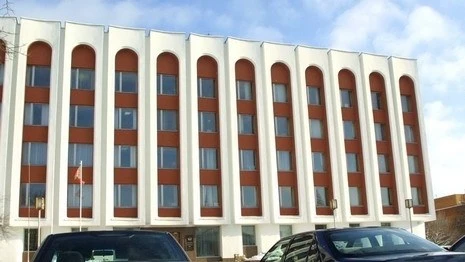 В Минске неизвестные злоумышленники бросили на территорию посольства Литвы 2 бутылки с зажигательной смесью