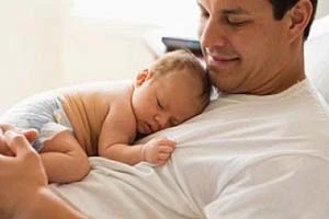 Около 2,5 тысяч белорусских мужчин находятся «в декрете»