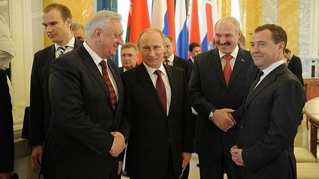 Лукашенко поблагодарил Путина за сотрудничество и наградил орденом