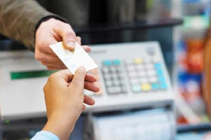 Жителей Беларуси планируется «постепенно приучить пользоваться безналичными средствами расчетов»