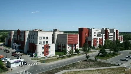 В Березе неадекватный пациент упал с крыши больницы и разбился
