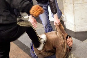 На вокзале в Мостах подростки избили мужчину и сломали 23 дорожных знака