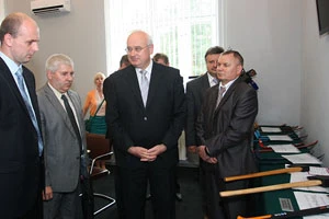 Николай Ладутько поручил наладить в столице выпуск топоров и ручных кос