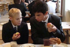 Скоро в школу, сезон-2013: чиновники обещают, что учащихся накормят горячим обедом