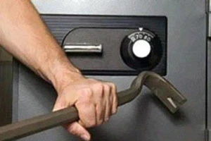 Мстительный сотрудник украл у босса сейф