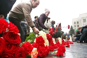 Минчане возложили цветы к памятнику Ленину